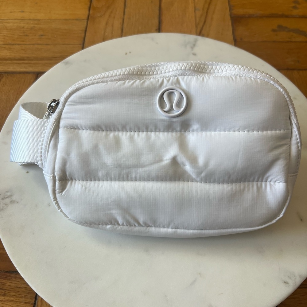 Lululemon Everywhere Belt Bag in wonderpuff white